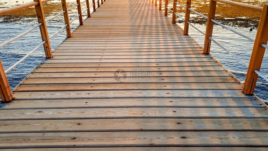 EA中长木码头的美丽照片海洋中桥梁上的壮丽日落图片