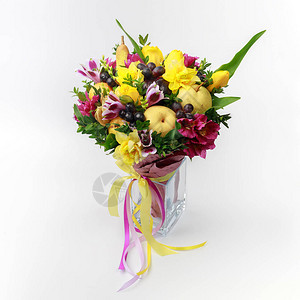 黄色和紫色花朵的亮花束苹果和梨子站在白色图片