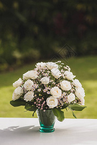 鲜花配成的婚纱有大白玫瑰和图片