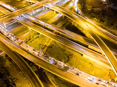 夜间交通高速公路弯曲乘航空车图片