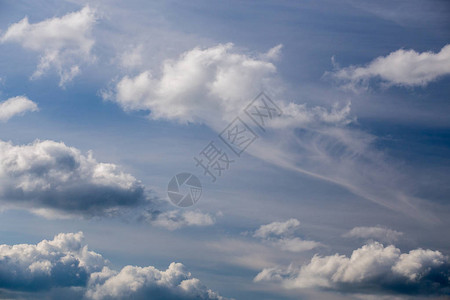 蓝天上常有春季云层背景图片