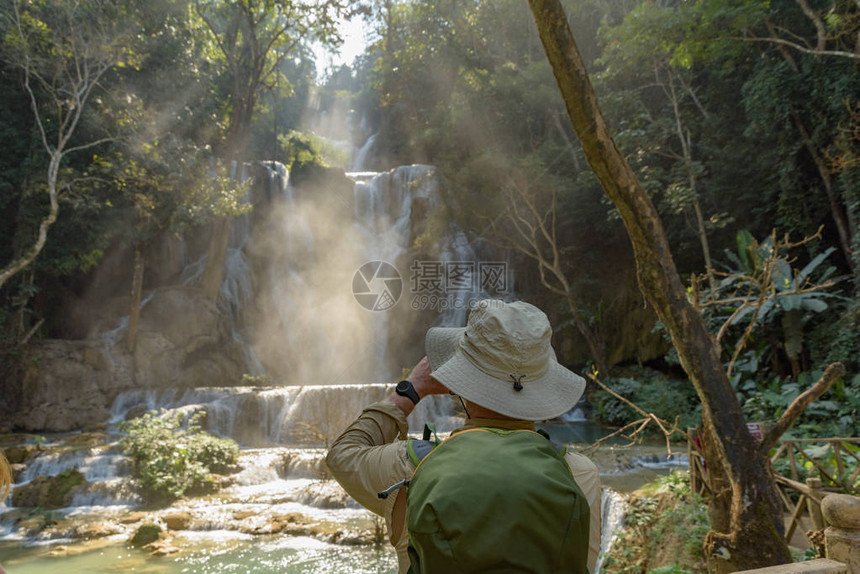 在老挝LuangPrabang附近的美丽的KuangSi瀑布上一个图片