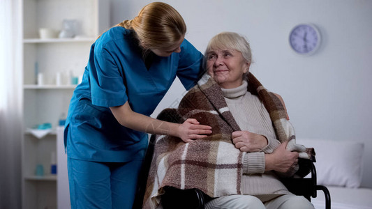 护理士照顾有全面残疾的老年妇女医院图片
