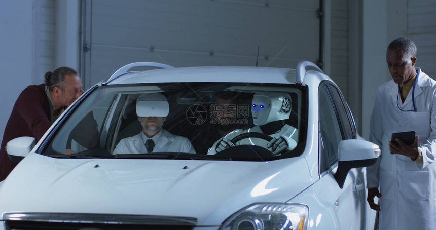 四位男科学家中镜头测试一辆驾驶人造图片