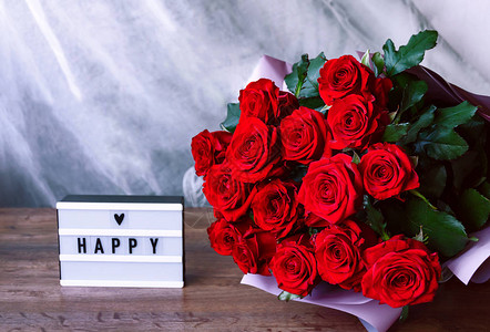 一束浅色背景中的红玫瑰节日礼物美丽背景图片
