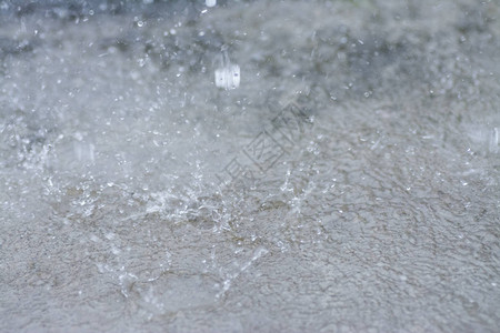 大雨倾盆在路边图片