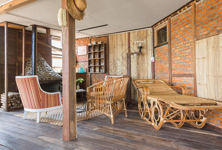 乡村阁楼风格的室内设计室内设计室包括藤椅和扶手椅壁炉和灯砖墙部分客厅图片