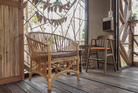 乡村室内设计风格的藤扶手椅室内设计室包括木椅和门编织箱部分客厅图片