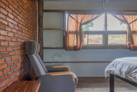 乡村阁楼室内设计室的扶手椅室内设计室包括窗户和床窗帘和桌子部分卧室图片