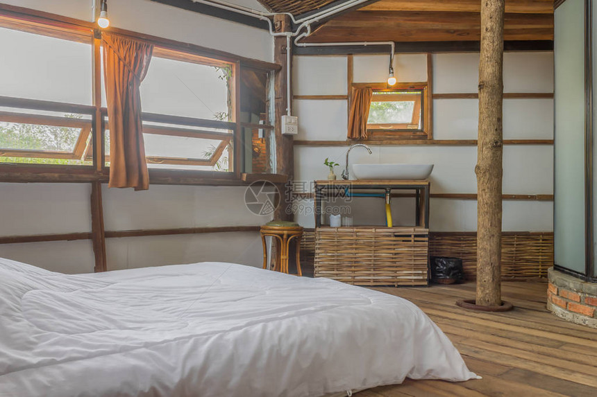 乡村室内设计室的白色床和水槽室内设计室包括玻璃浴室水龙头竹架子和窗户和窗帘和椅子部分卧室图片