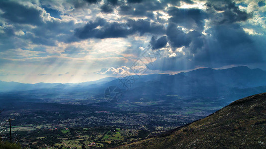 在希腊阿尔卡迪亚的云山和谷中阳图片