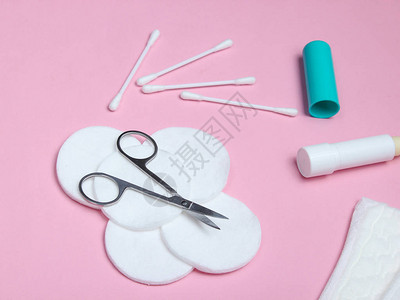 用于卫生皮肤护理和指甲修指甲的产品棉垫棉签指甲剪奶油瓶粉色背图片