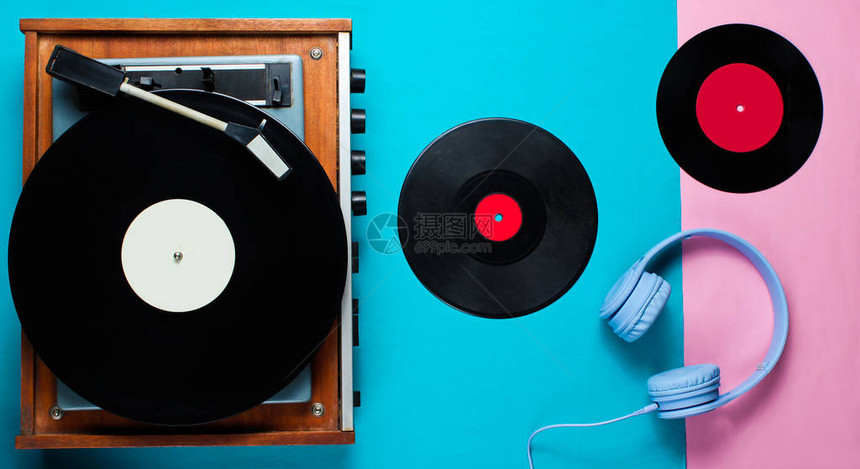 复古黑胶唱片播放器lp唱片蓝色粉红色背景的耳机顶视图复图片
