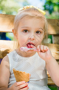 有趣的小女孩吃草莓冰淇淋图片