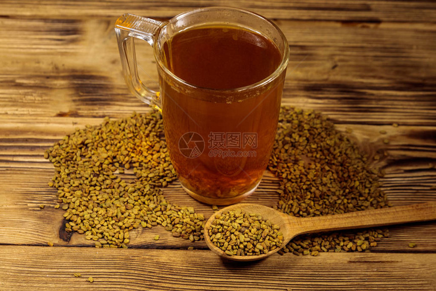 埃及黄色茶叶或MethiDana饮料和木制桌上的fenug图片