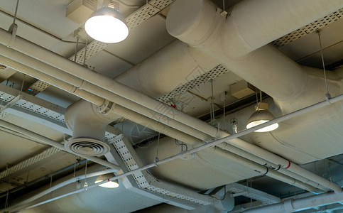 商场内的风管布线和管道空调管接线管和道系统建筑内部概念天花灯带开灯图片