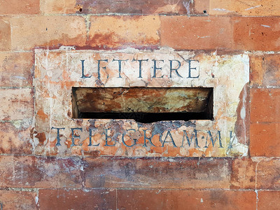 意大利博洛尼亚市砖墙上信件和电报图片