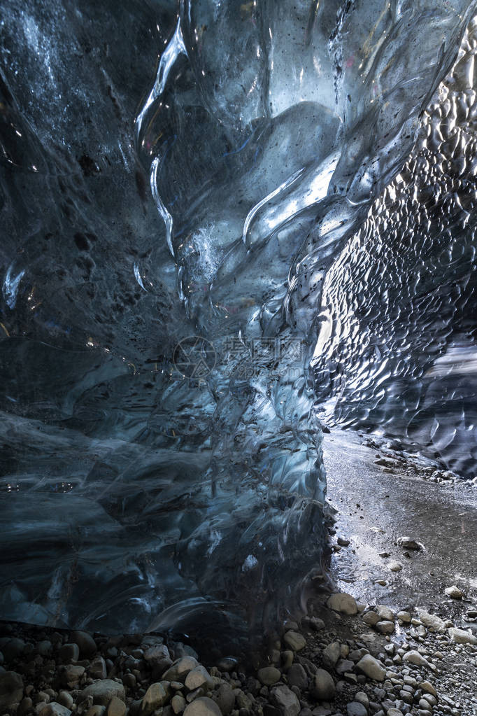 在冰原的瓦特纳约库尔冰川上的蓝冰洞Skaf图片