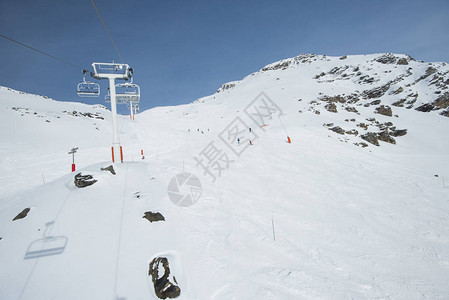 高山脉上乘坐椅子起重滑雪扶梯行驶时图片