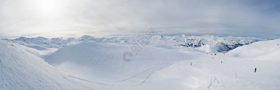 阿尔卑斯山雪覆盖的高山脉图片