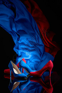 蓝色和红色女人的黑反射背面的骨髓图片