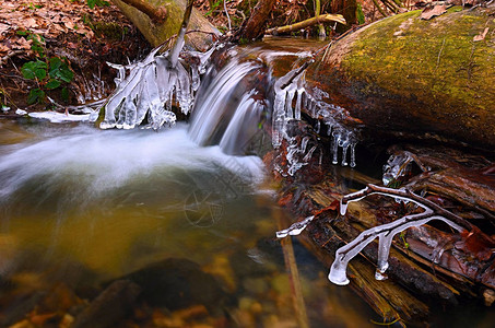 冰冻的瀑布冰冷的树枝和冰冷的巨石在急流的冰冻泡沫中冬图片