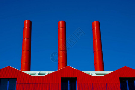 与蓝天的红色烟囱图片
