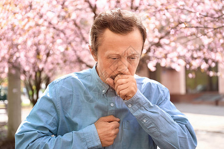 春日户外哮喘发作的人图片