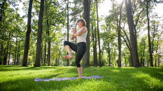 中年妇女在公园的新鲜绿草上练习瑜伽或健身的形象女身心健康冥想与和谐的人pf背景图片