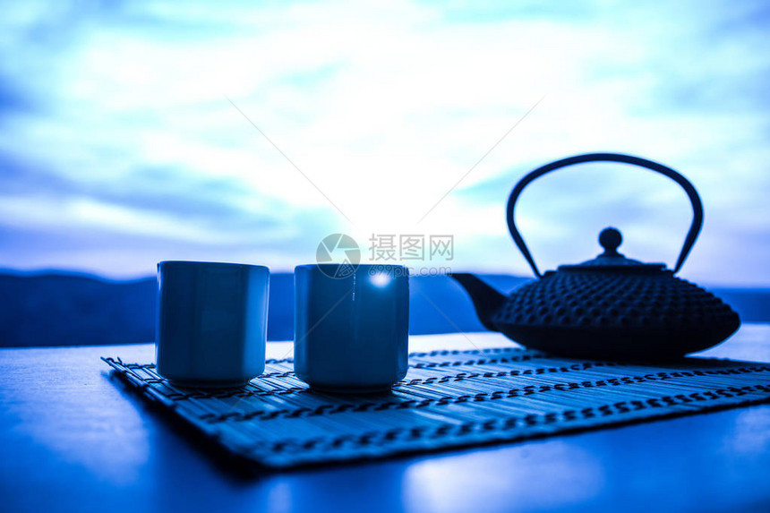 茶概念日本茶道文化东方饮料茶壶和茶杯在桌子上图片