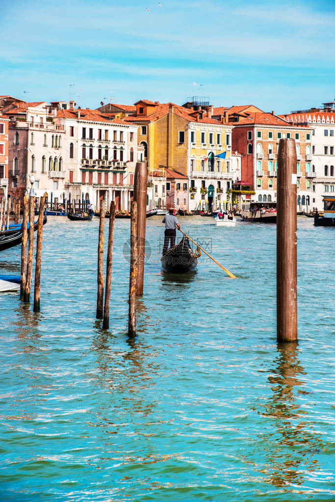与贡多拉在意大利威尼斯大运河上的神奇景观受欢迎的旅游胜地精彩刺激的地方图片