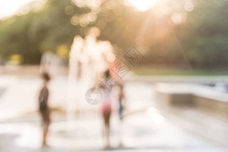 夏季时孩子们在操场上玩水的运动模糊图片