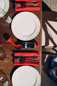 桌子和盘子上的风扇哨子图片