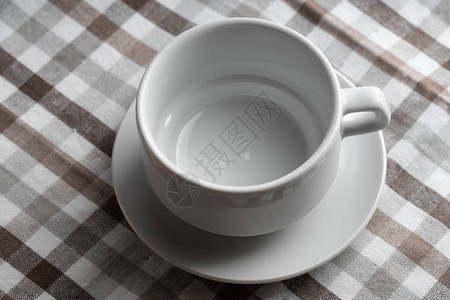 白空茶杯站在桌子上桌边有图片