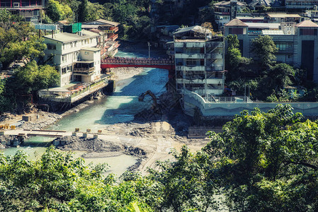 台风造成洪水暴发后Wulai村的建图片