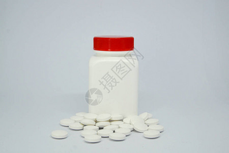 药瓶和孤立在白色背景上的药丸图片