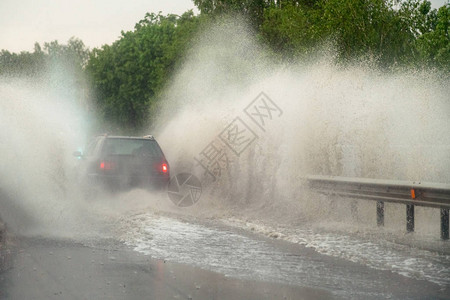 汽车在大雨中撞到一个大水坑里图片