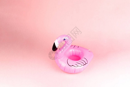 粉红色背景的巨型充气Flammingo游泳池漂浮派对图片