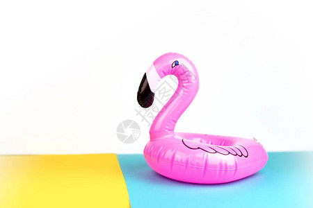彩色背景的巨型充气Flammingo游泳池漂浮派对图片