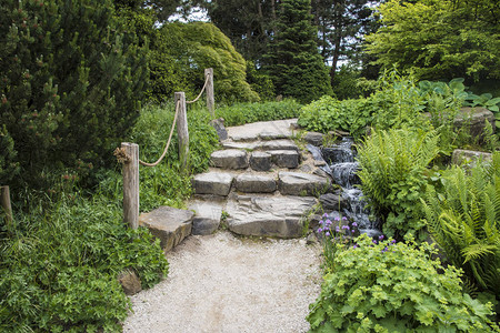 自然楼梯由公园或花园中的石块制图片