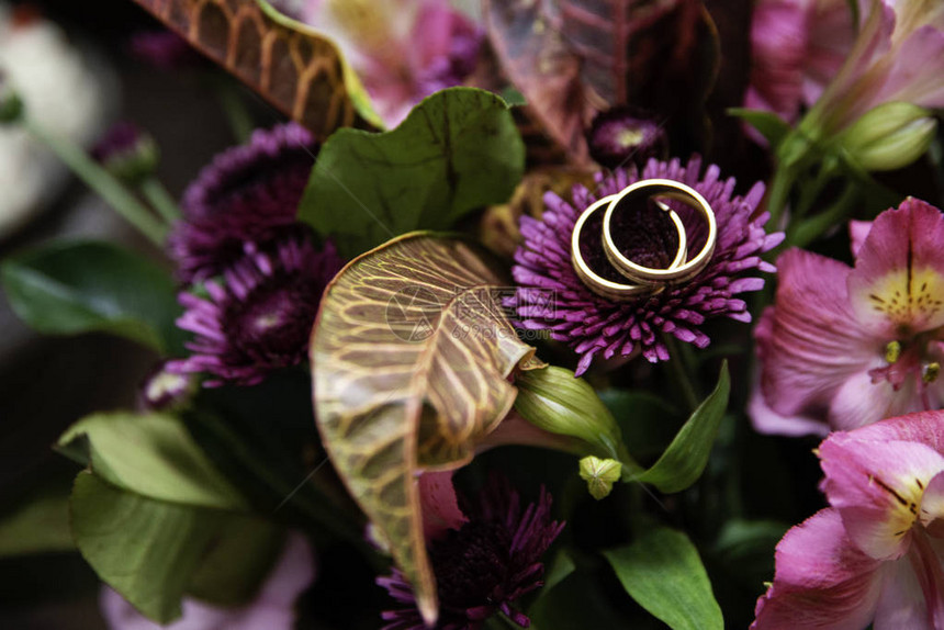 鲜花上的结婚戒指图片
