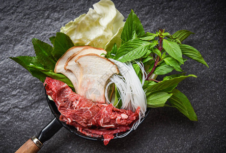 shabu提供肉牛切片面条蘑菇和新鲜蔬菜图片