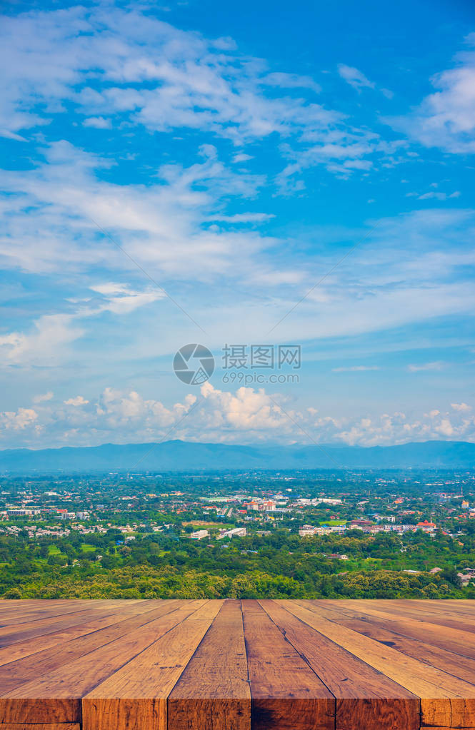 以山丘和城市为背景的木桌形象图片