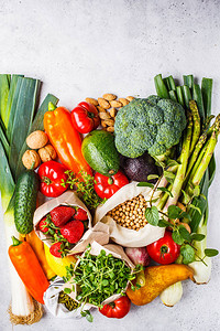 平衡的素食背景蔬菜水果坚果豆芽种子白色背景上的鹰图片