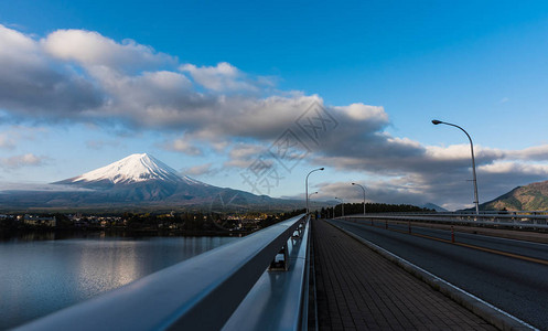富士山和湖码头川口和小桥的图图片