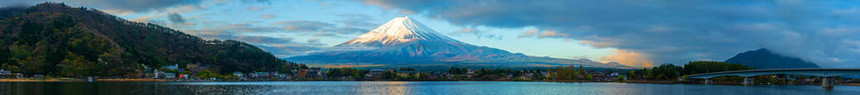 富士山和湖码头的全景图片