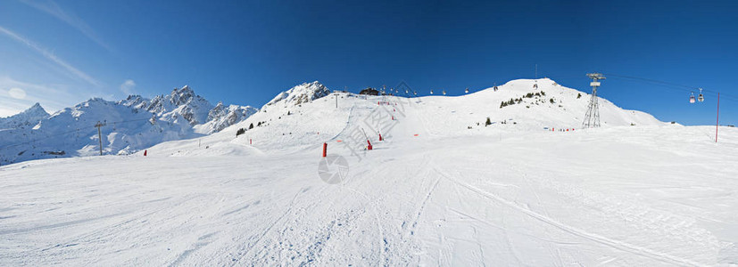 在冬季高山度假胜地大片滑雪坡图片