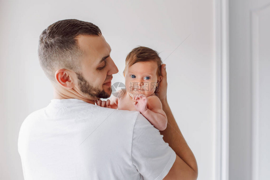 年轻的白种人留着胡子的父亲肩上扛着刚出生的婴儿男父母抱着孩子的女儿子真实的生活方式纪录片时刻单身爸图片