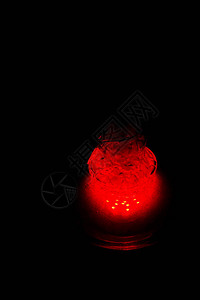 一个装满冒泡的水和烟雾的玻璃水烟壶在黑暗中发出红色的光芒在黑暗中图片