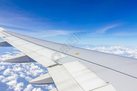 泰国普吉上空的天翼和白云图片